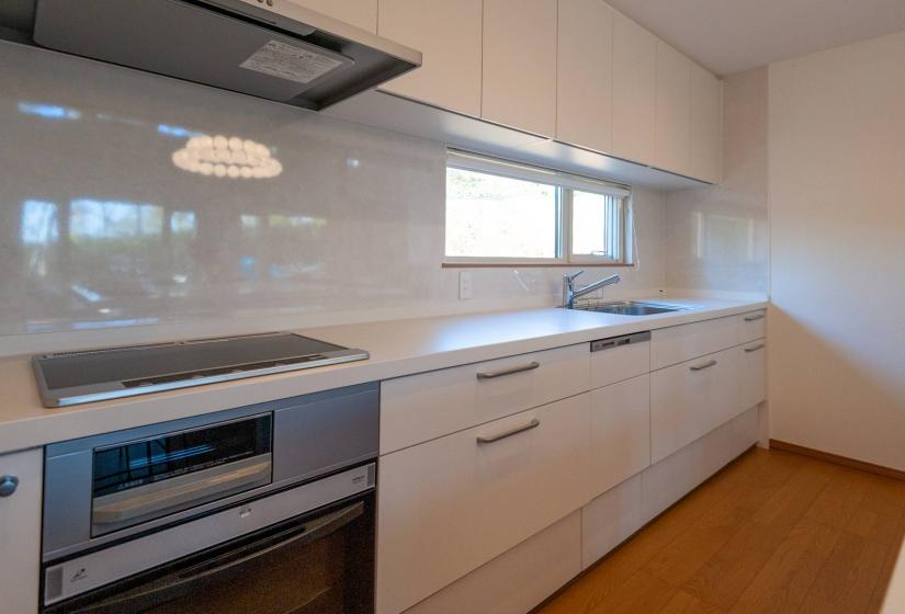 An electric range, range hood and kitchen